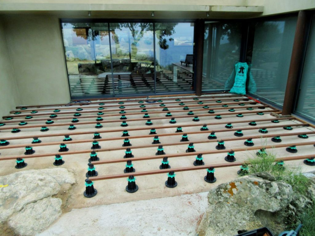 Réaliser une terrasse sur sol irrégulier : l&rsquo;importance des plots terrasse réglables